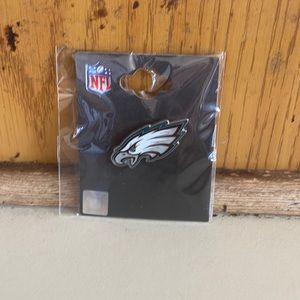 NFL Philadelphia Eagles logo pin hat lapel collector fly eagles fly